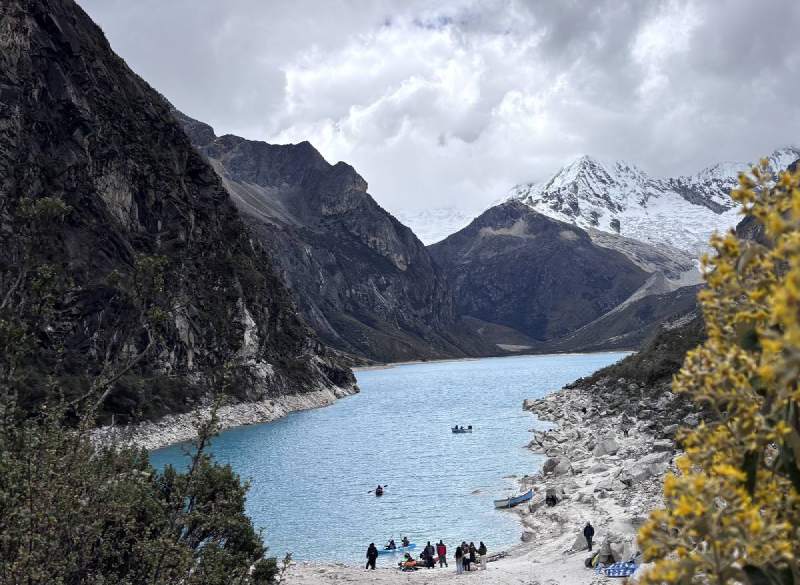 從高處往下看 Laguna Parón,兩側是雪山。