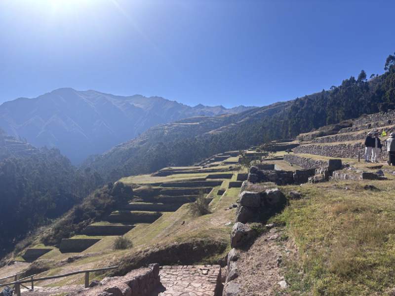 08:47,Chinchero 的梯田沿著山坡一層一層往下,遠處是雪山。