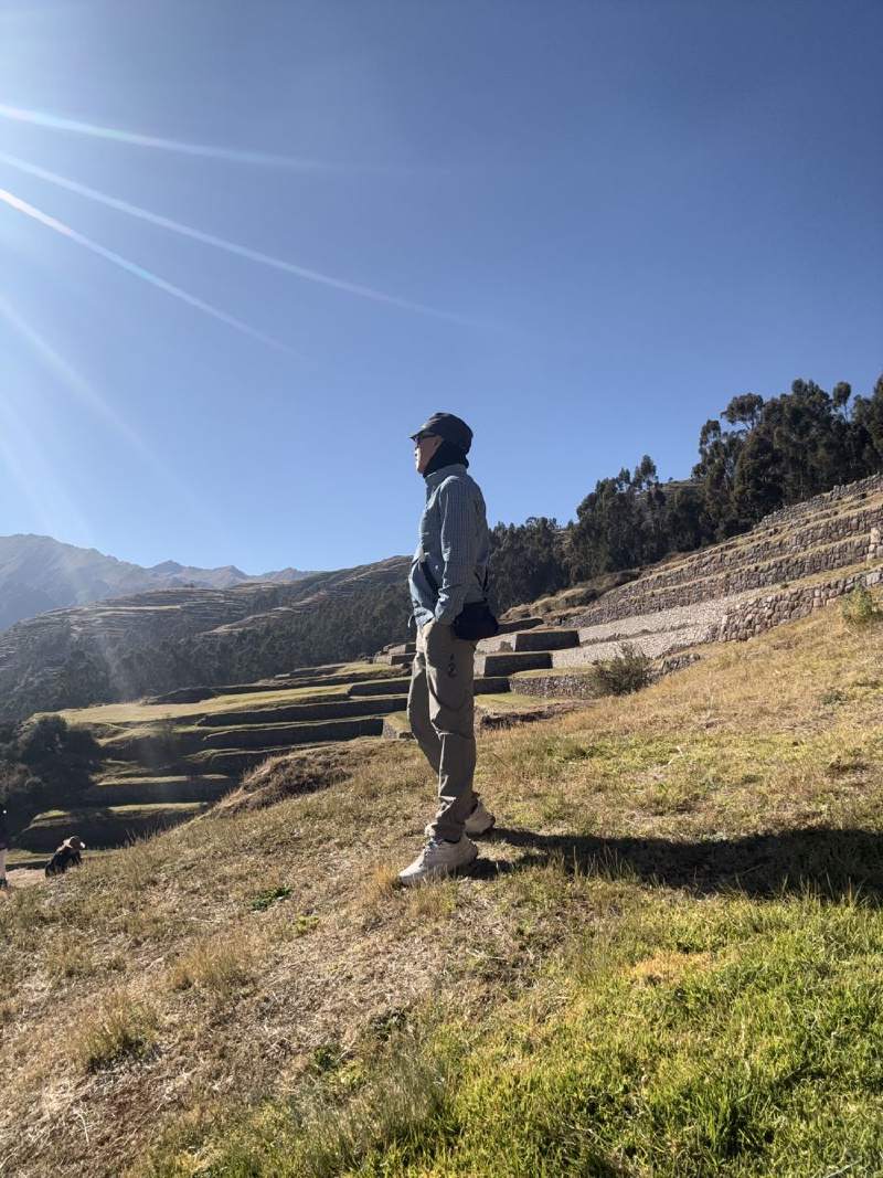 08:54,站在梯田邊的人,後面是山谷。