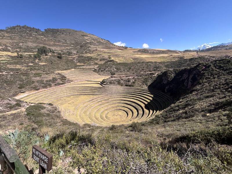 10:04,Moray:一圈一圈往下凹的圓形梯田,遠處是山。