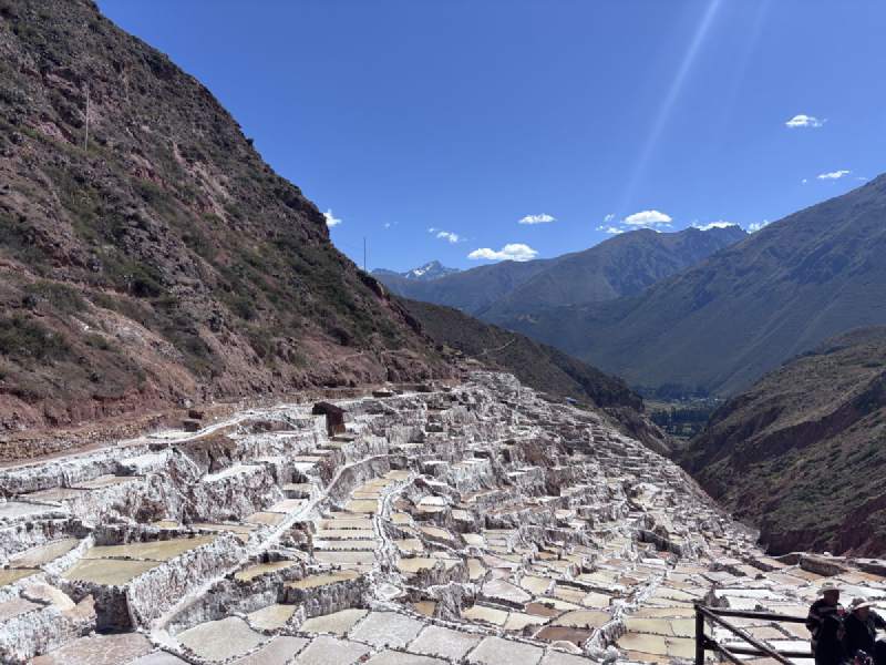 11:28,鹽田一格一格貼在山坡上,遠處是山谷。