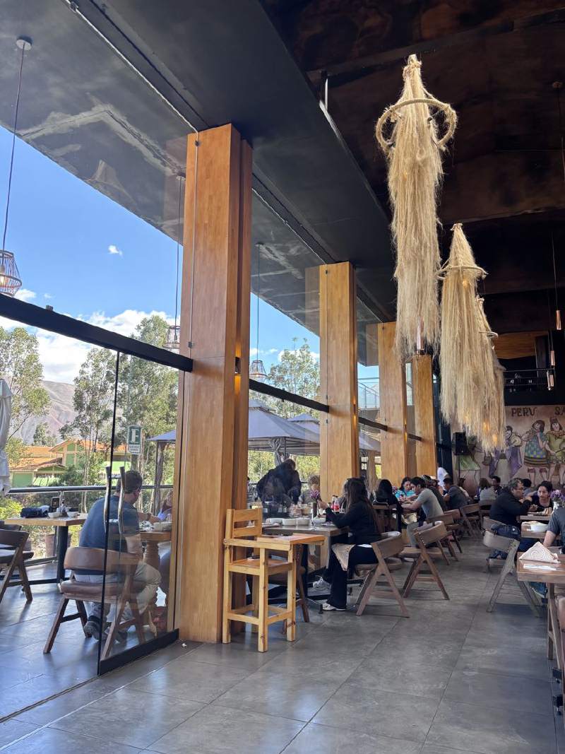 13:04,午餐的餐廳,大片落地窗和木頭柱子,窗外是庭園。