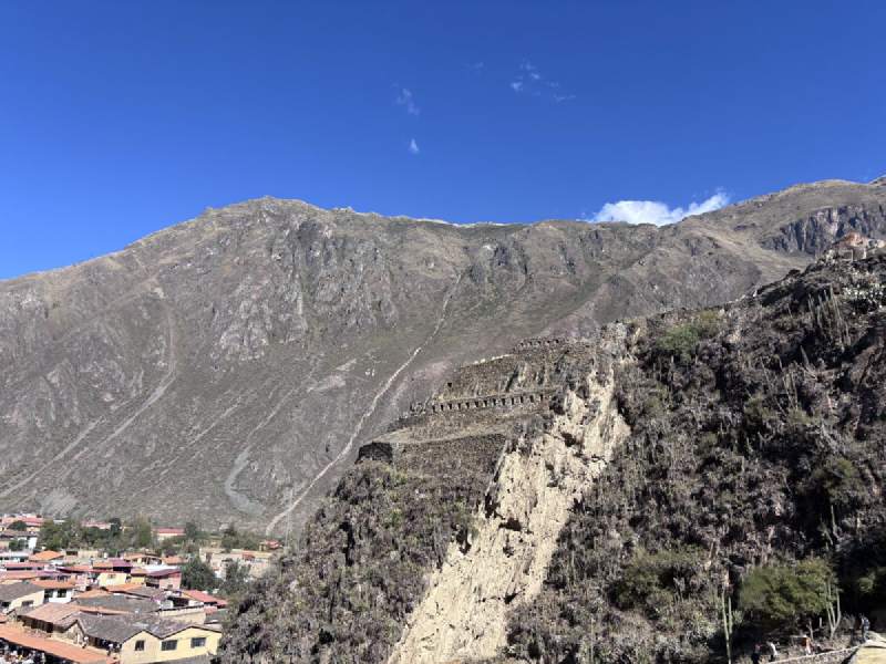 14:14,梯田遺跡一層一層往山上爬,後面是山稜。