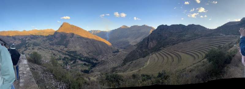 17:06,傍晚的梯田,遠處的山頭被夕陽照成橘色。