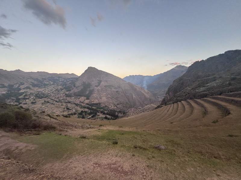 17:30,暮色裡的山谷,梯田和遠處的山。