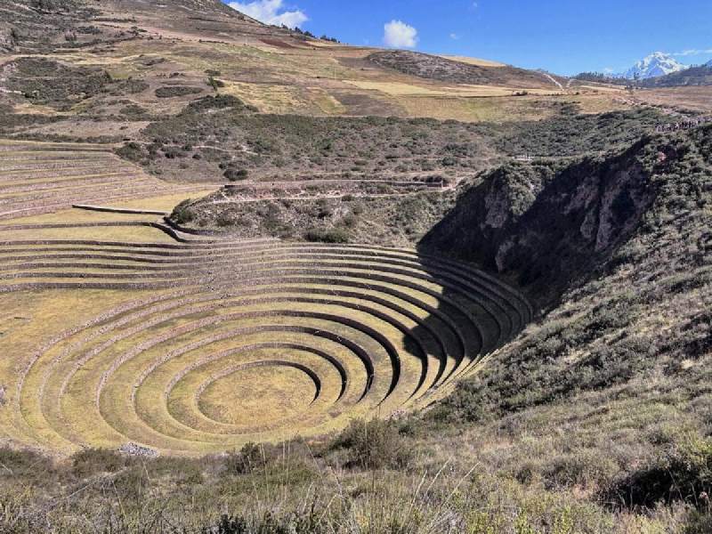 Moray:一圈一圈往下凹的圓形梯田,遠處露出一座雪山。